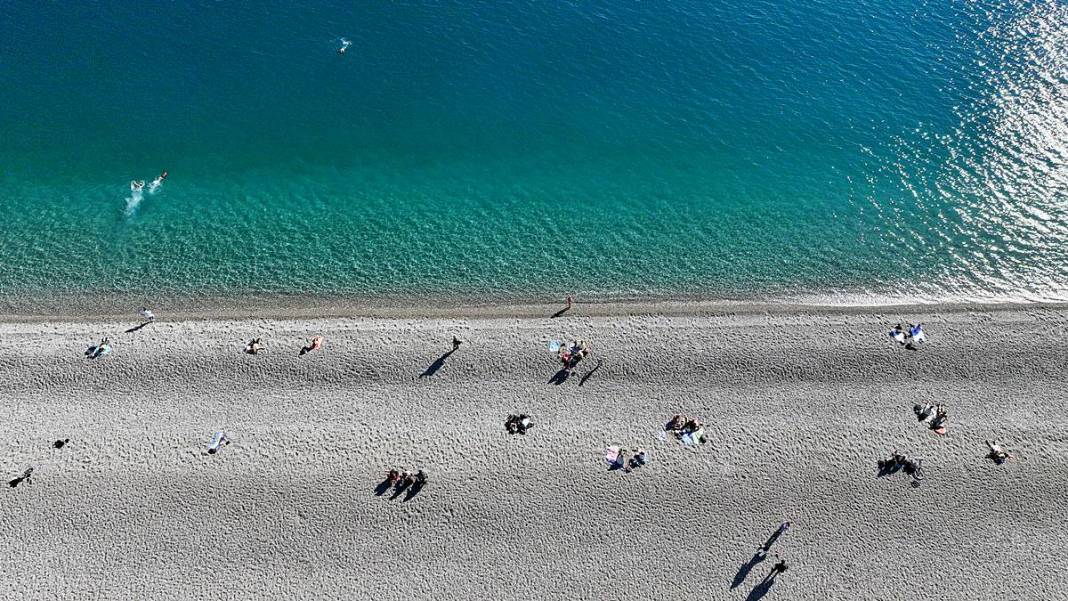 O kent iki mevsimi aynı anda yaşadı: Bir yanda kar, diğer yanda deniz keyfi! Dağ, tepe, sahil, deniz doldu taştı 7